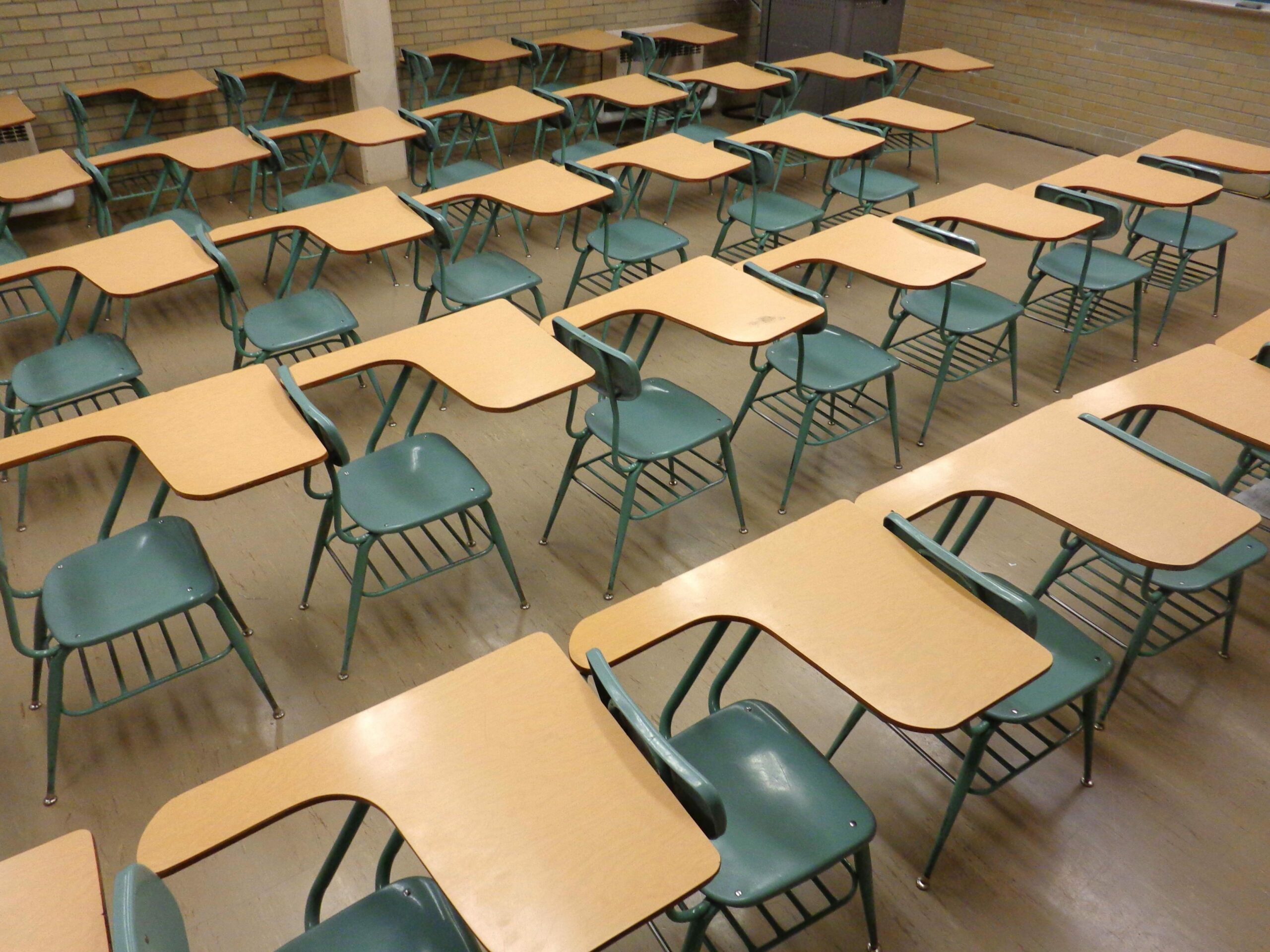 school, classroom, with, empty, desks