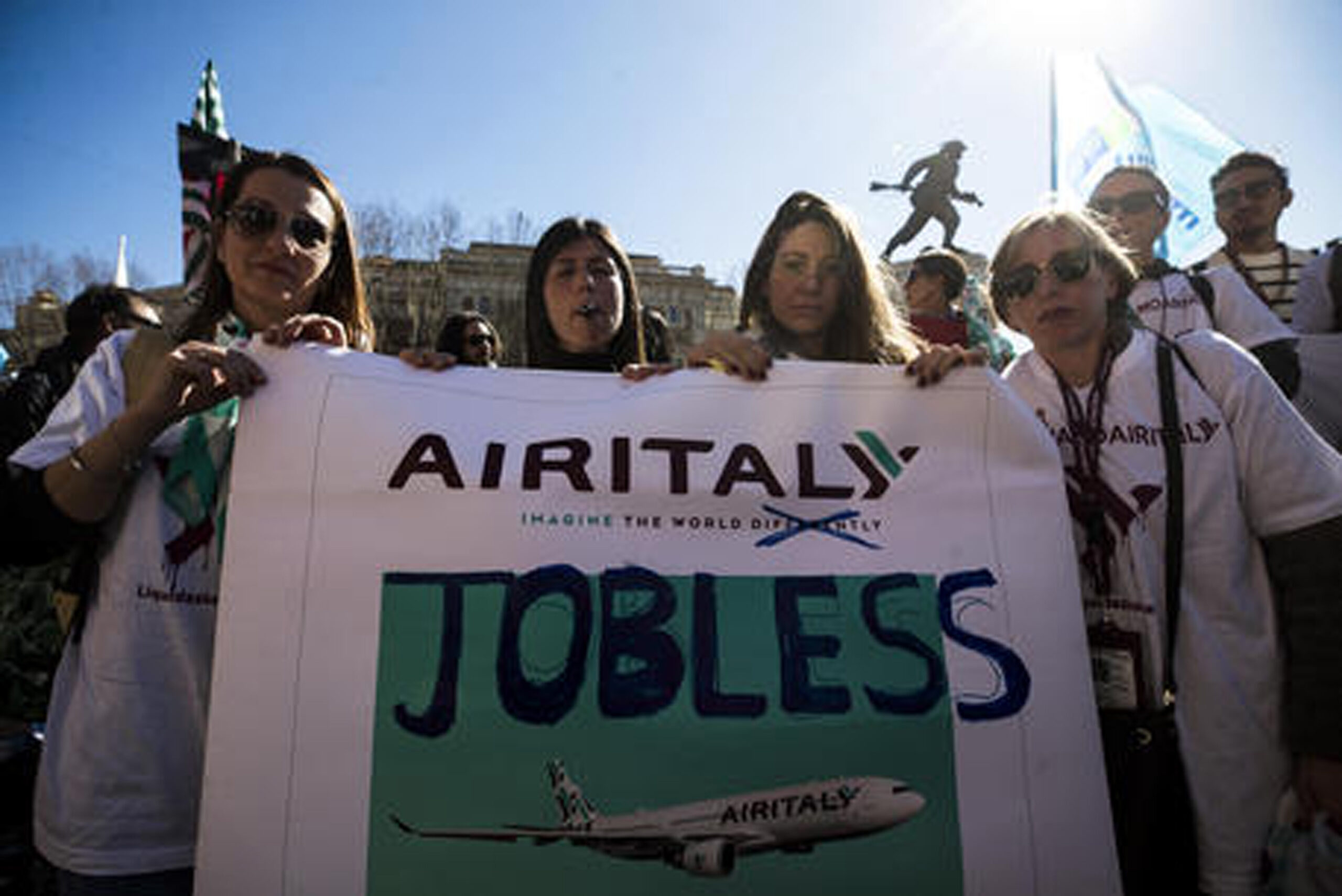 Air Italy: lavoratori bloccano il traffico davanti al Mit