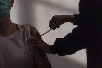 Morti improvvise e vaccini: sospetti e preoccupazioni. Parla il medico Dario Giacomini Morti improvvise e vaccini: sospetti e preoccupazioni. Parla il medico Dario Giacomini