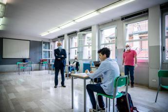 Il neurologo, ‘buon sonno e niente telefono dopo cena per prepararsi bene a maturità’
