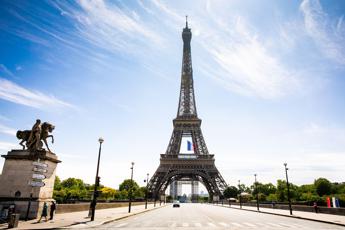 Francia, allarme caldo e temperature fino a 41 gradi: chiusa Torre Eiffel Francia, allarme caldo e temperature fino a 41 gradi: chiusa Torre Eiffel