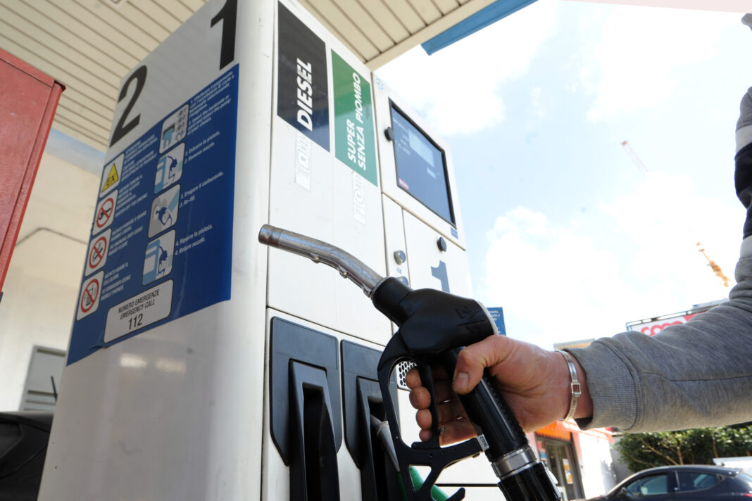 Pompa di benzina - Imagoeconomica Pompa di benzina - Imagoeconomica