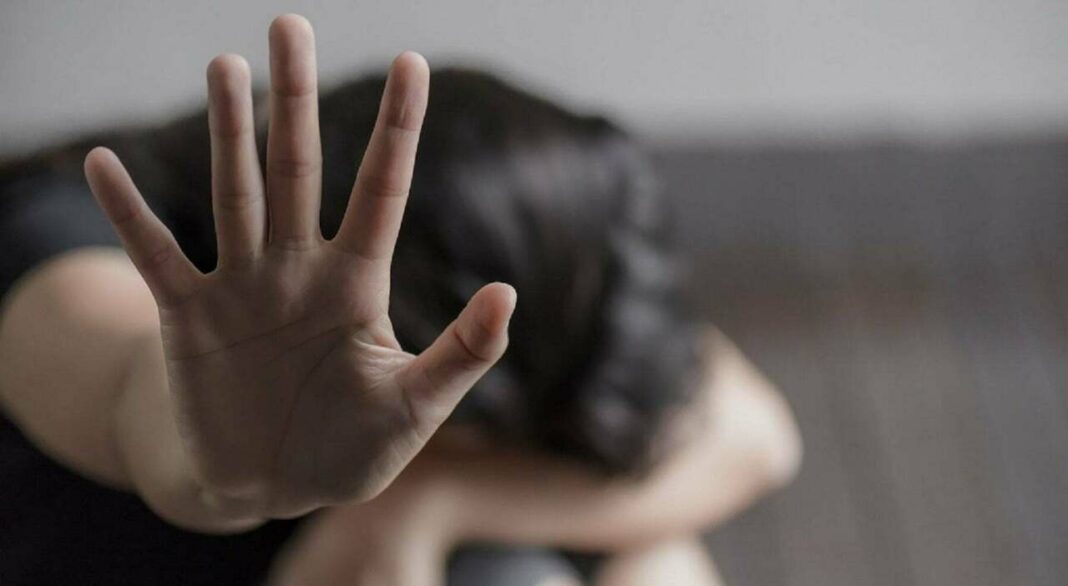 Lignano-Sabbiadoro-cercano-di-stuprare-la-figlia-e-lui-li-picchia-ora-andra-a-processo