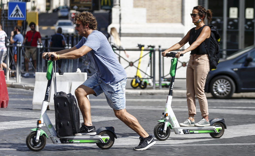 Monopattini mania nelle strade romane
