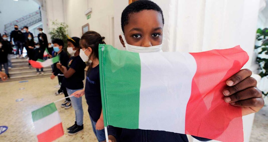 bambini che sventolano la bandiera italiana