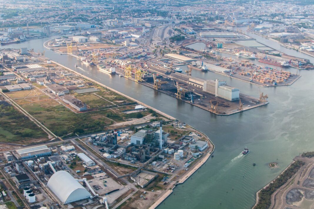 porto-marghera-refinery-italy-royalty-free-image-178517556-1559569172