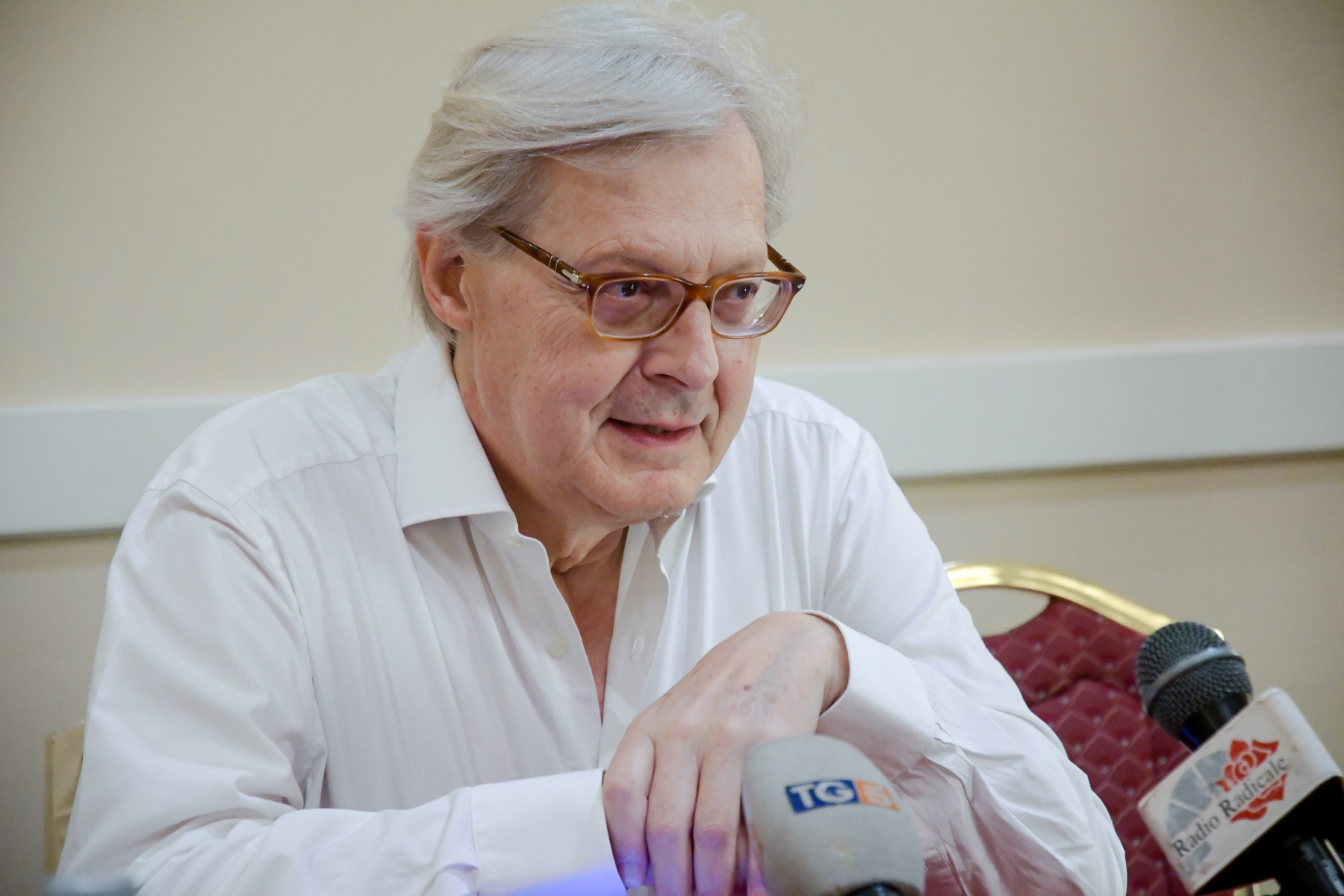 sgarbi ferito e fragile respinge l8217ombra del tutore