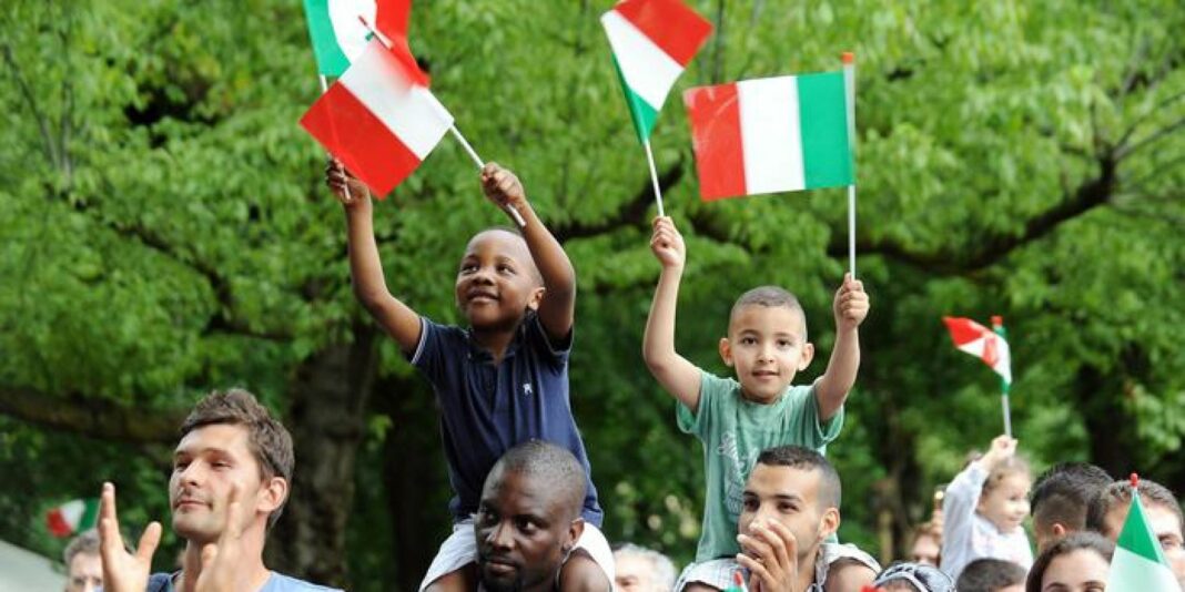 ITALIA PRIMA NELL'UE NEL CONCEDERE LA CITTADINANZA A MIGRANTI