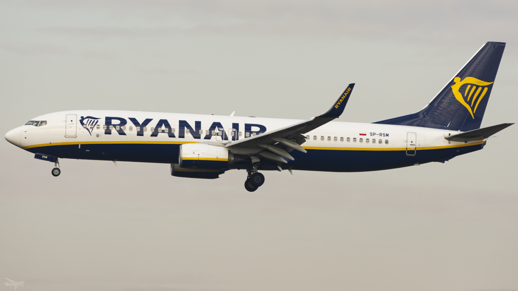 Ryanair_B738_SP-RSM-1