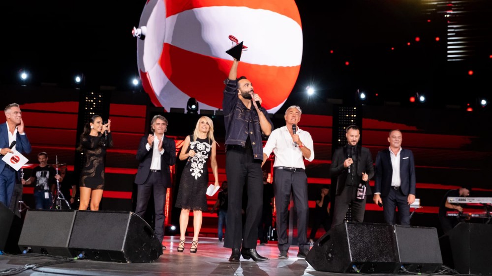rtl-1025-power-hits-estate-2021-marco-mengoni-vince-con-ma-stasera-il-tormentone-dell-estate-a-wide-site-mtlz6