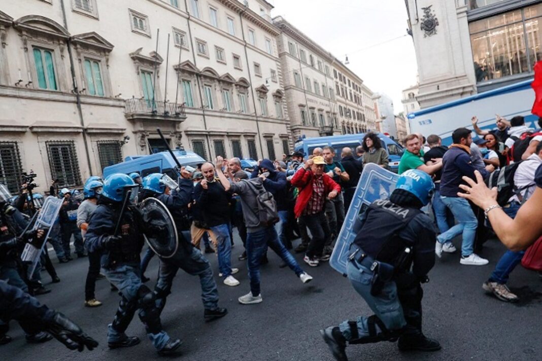 Scontri centro, Roma 9 Ottobre 2021. ANSA/GIUSEPPE LAMI
