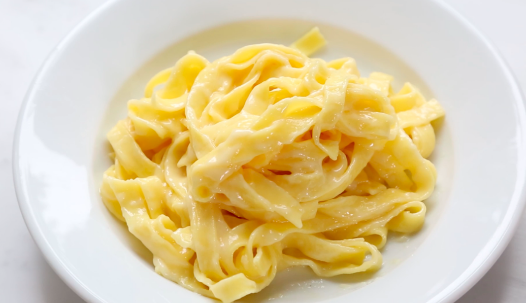 The_Only_Original_Alfredo_Sauce_with_Butter_and_Parmesano-Reggiano_Cheese