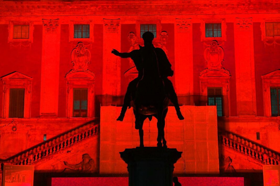 PALAZZO SENATORIO ILLUMINATO DI ROSSO NELLA GIORNATA INTERNAZIONALE CONTRO LA VIOLENZA SULLE DONNE