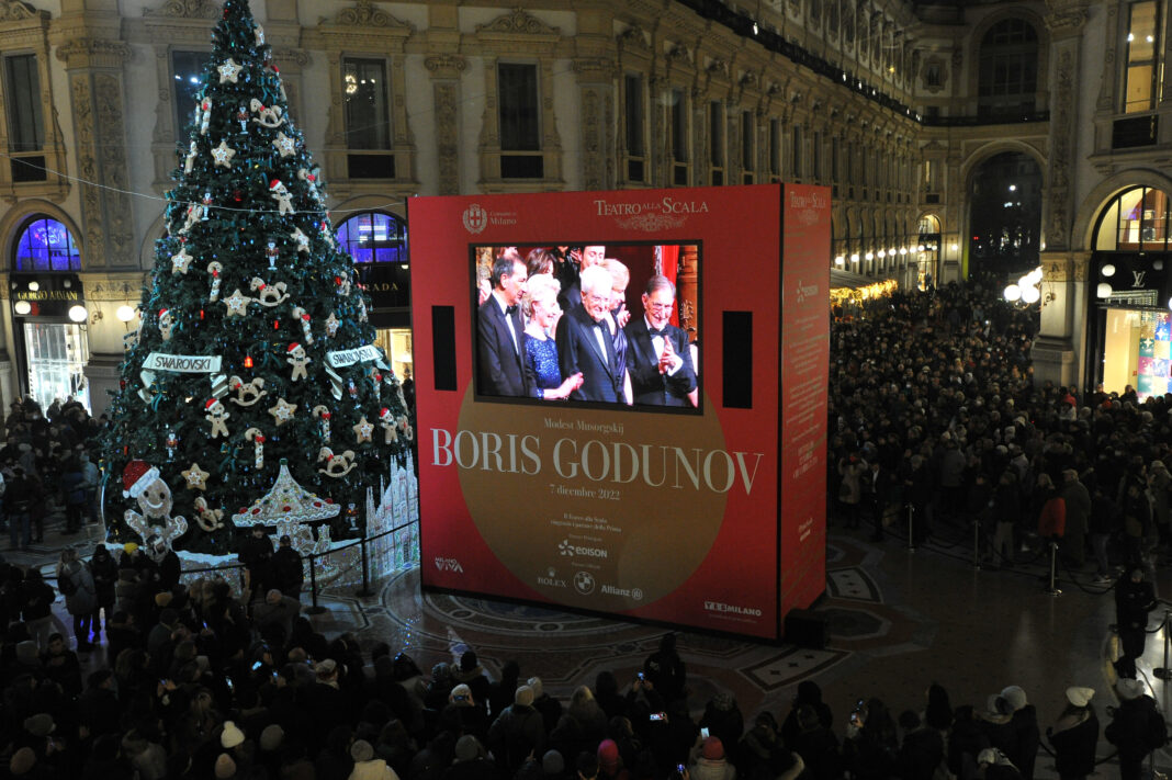 PRIMA DEL TEATRO ALLA SCALA MAXISCHERMO IN GALLERIA