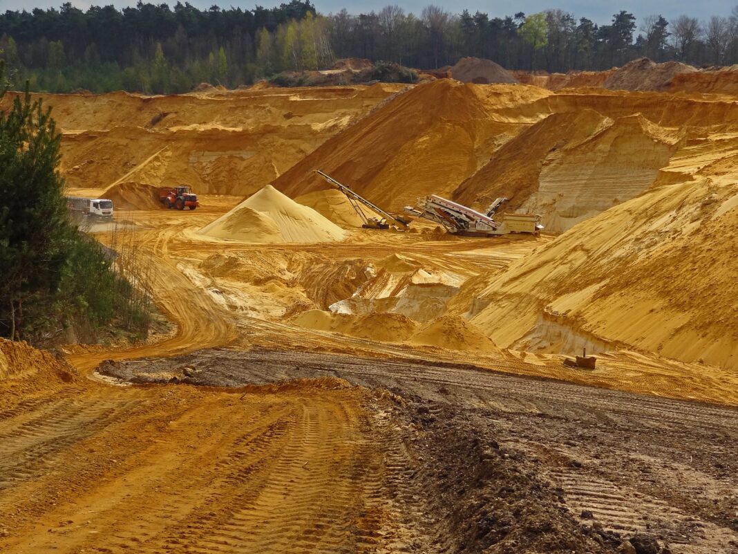 open-pit-mining-g11e4915a5_1920