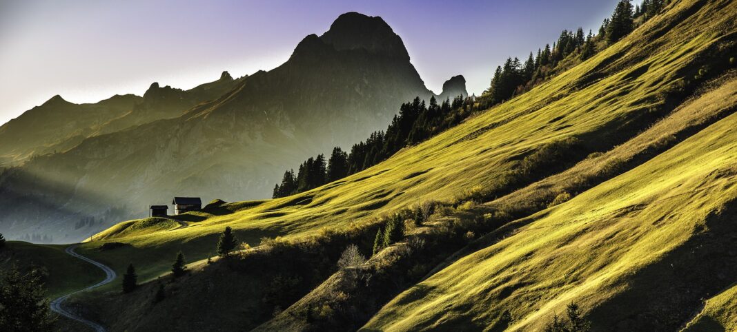 mountain-range-g6e403fc60_1920