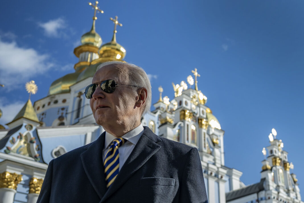 BIDEN A KIEV Biden: “Difenderemo la democrazia ad ogni costo”. La Cina propone la pace