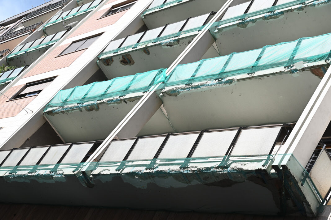EDILIZIA CASA GREEN 2030 BALCONI DANNEGGIATI DIRETTIVA UE EFFICIENTAMENTO ENERGETICO ABITAZIONI DA RISTRUTTURARE PERDITA INTONACO