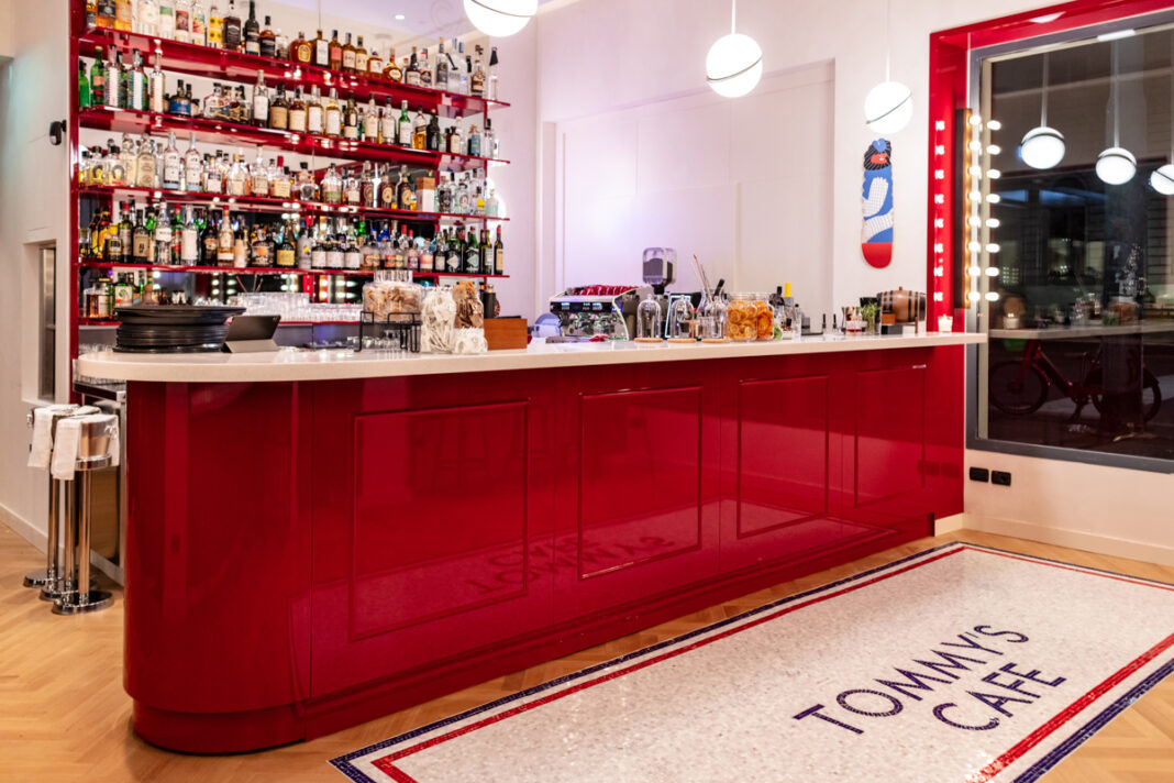 Tommy_s-Cafe-bancone-bar