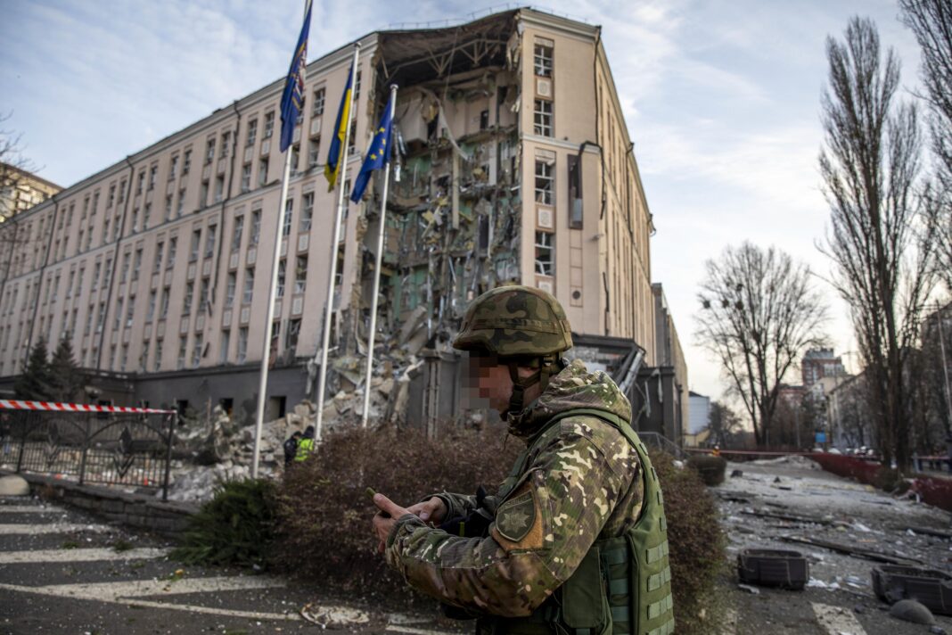 GUERRA IN UCRAINA KIEV ATTACCO MISSILISTICO RUSSO SOLDATO