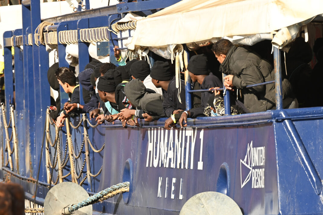 ARRIVO DELLA NAVE HUMANITY 1 AL PORTO DI BARI CARICA DI MIGRANTI La via verso l’Africa. Come sarà davvero la guerra agli scafisti