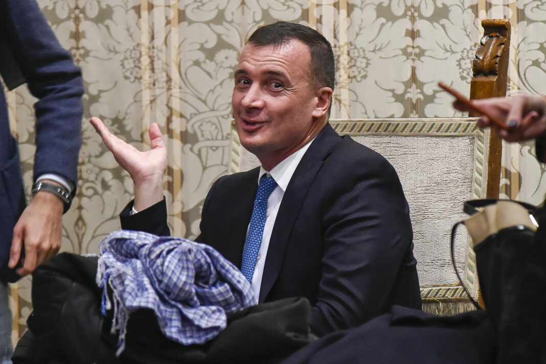 L'ingrandimento: la tentazione di Casalino, mollo Conte e prendo Elly