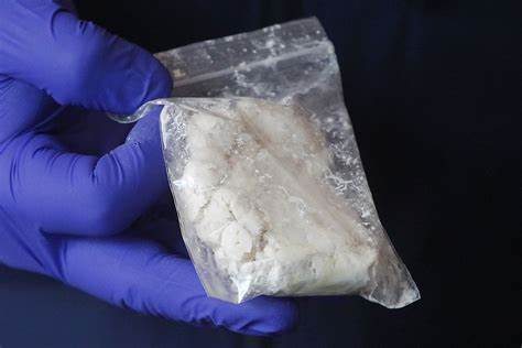 GHIGLIOTTINA.COCAINA LA GHIGLIOTTINA - Co-co-cocaina la versione del balbuziente e la po-li-zia. Un premio alla fantasia, un plauso all’originalità