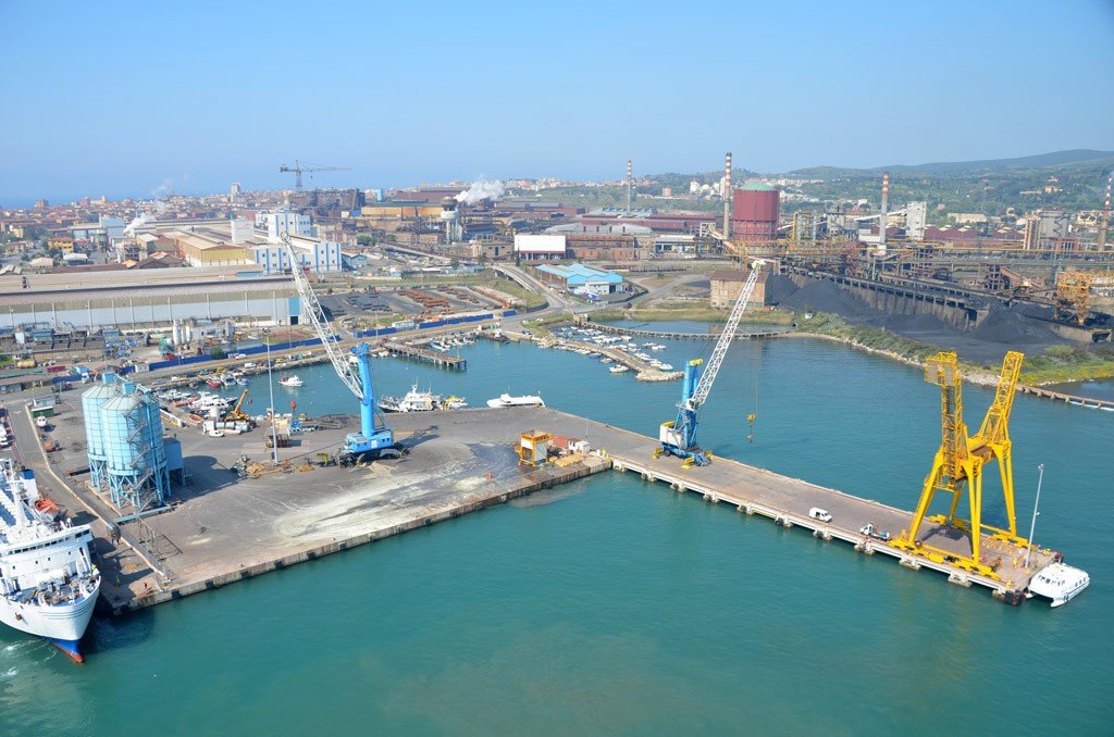 PIOMBINO-2 Piombino, è il giorno del rigassificatore. La protesta dei cittadini: “Non sei il benvenuto”