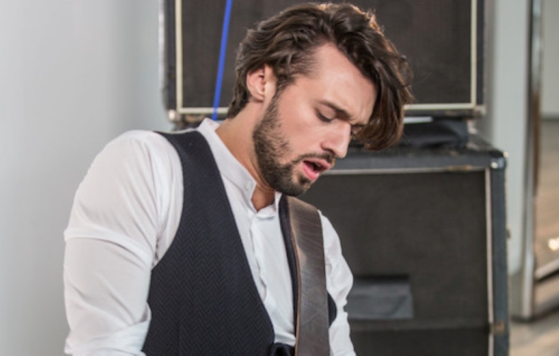 Lorenzo Cantarini accenderà i “Luci” con uno show dedicato ai grandi miti musicali