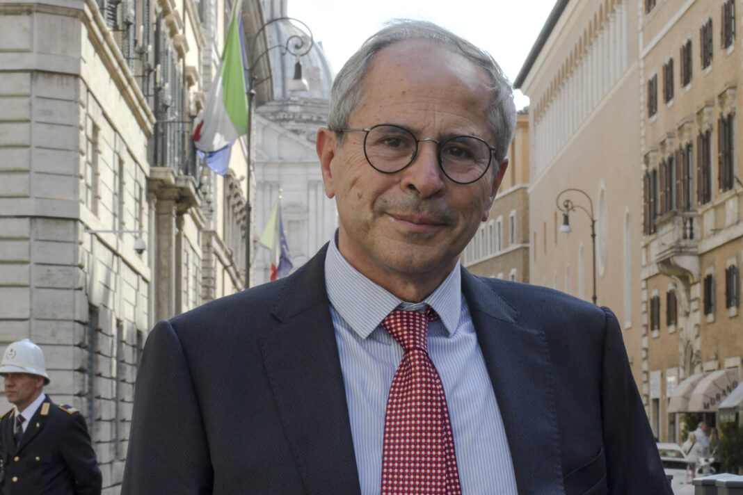 ACCREDITAMENTO SENATORI A PALAZZO MADAMA Andrea Crisanti sembra una figura mitologica.