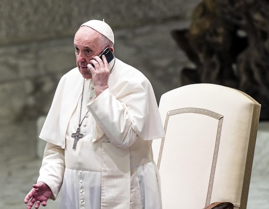 papafrancescotelefono LA GHIGLIOTTINA - Se qualcuno molto in alto chiama il papa al cellulare