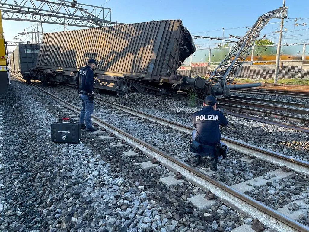 Un treno merci deraglia tra Firenze e Bologna e il Paese si ritrova diviso in due per un giorno