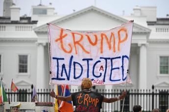 Trump incriminato, documenti top secret anche nella doccia