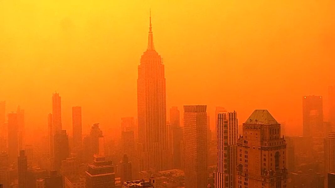 New York inondata dal fumo degli incendi canadesi