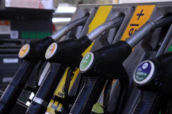I prezzi della benzina sfrecciano in autostrada, Urso convoca il Garante I prezzi della benzina sfrecciano in autostrada, Urso convoca il Garante
