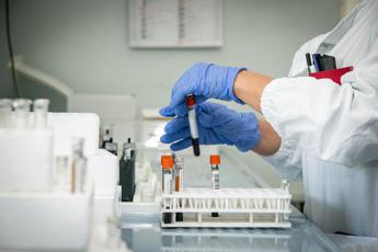 Covid Italia, variante Eris domina e Pirola non cresce: ultime news contagi e vaccini