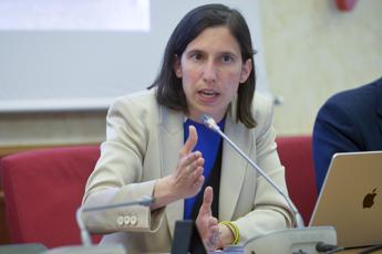 Migranti, Schlein: “Meloni-Salvini, gara a chi è più cattivo”