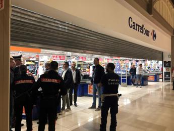 Accoltellò 6 persone in centro commerciale Assago, condannato a 19 anni