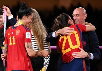 Bacio Rubiales a Hermoso, licenziato ct Nazionale femminile