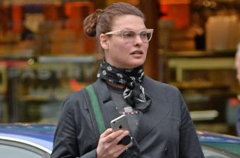 Linda Evangelista: “Operata al seno per tumore, ho un piede nella fossa”