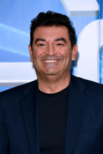 Max Giusti presenta ‘Fake Show: “Parodie di politici? Non sono abbastanza divertenti”