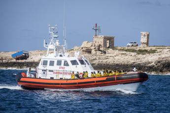 Migranti, a Lampedusa notte di sbarchi. Oggi Giorgia Meloni e Ursula von der Leyen sull’isola