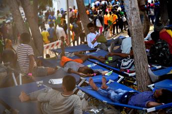 Migranti, ancora sbarchi a Lampedusa: nella notte arrivati in 300
