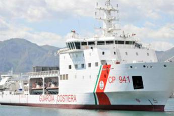 Migranti, nave Diciotti recupera barchini diretti a Lampedusa: 680 persone in salvo