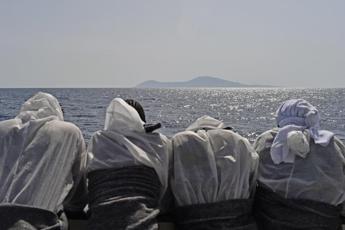 lampedusa si rovescia un barchino 20 migranti morti