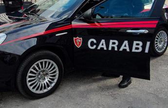 Morta fulminata nella vasca da bagno, 5 indagati. Sequestrati caricabatterie cinesi