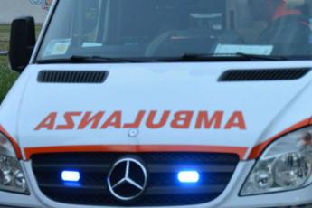 Napoli, resiste al furto dello scooter: 16enne ferito all’addome