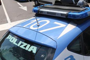 Napoli, stupro di gruppo in pieno centro: donna colpita e violentata in un furgone stupro