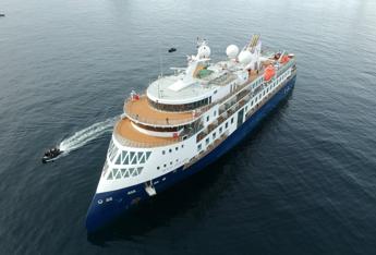 Nave da crociera incagliata in Groenlandia, falliti i tentativi di liberarla