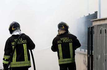 Roma, camion rifiuti Ama a fuoco a Cinecittà
